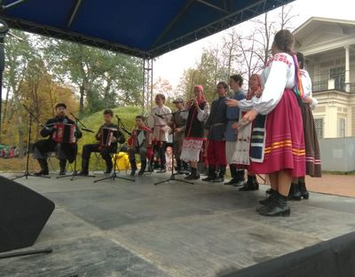 Фольклорный ансамбль «Горница» выступил в Лопухинском саду