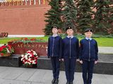 Кадеты возложили цветы к гранитному блоку в Москве 
